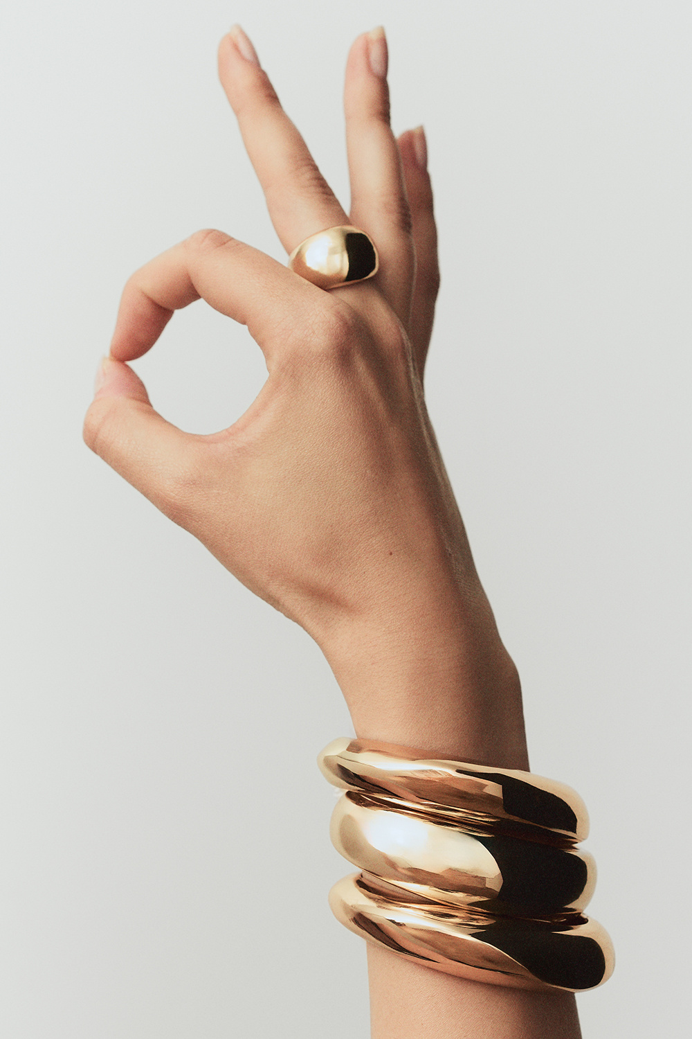 Guldfärgat cuff-armband med organisk form