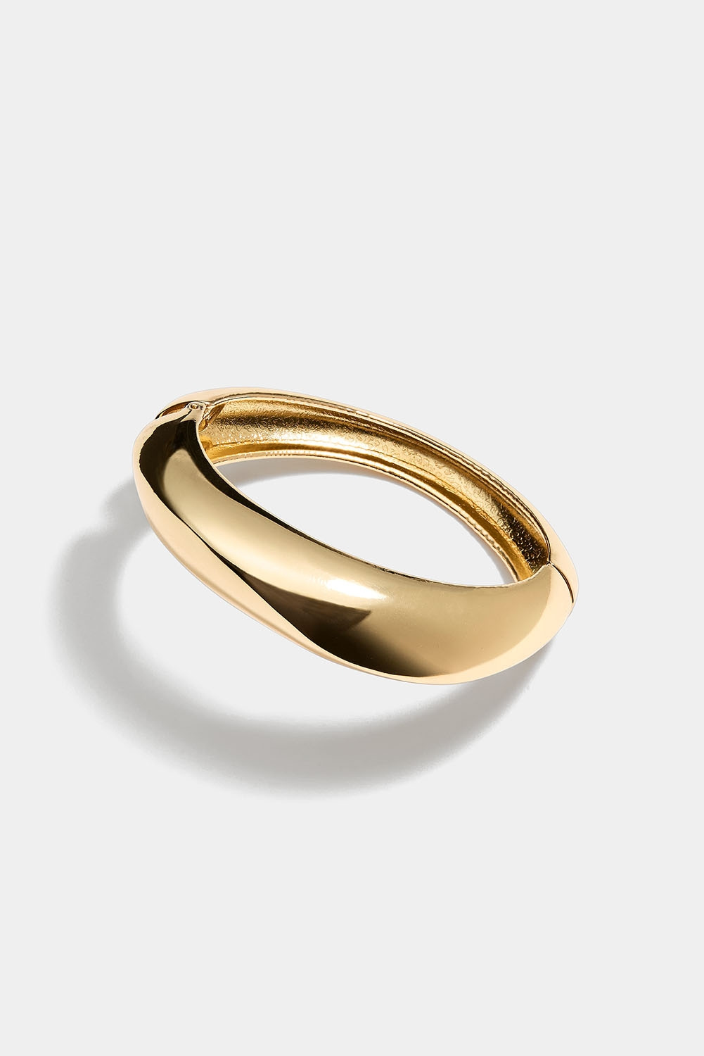 Guldfärgat cuff-armband med organisk form