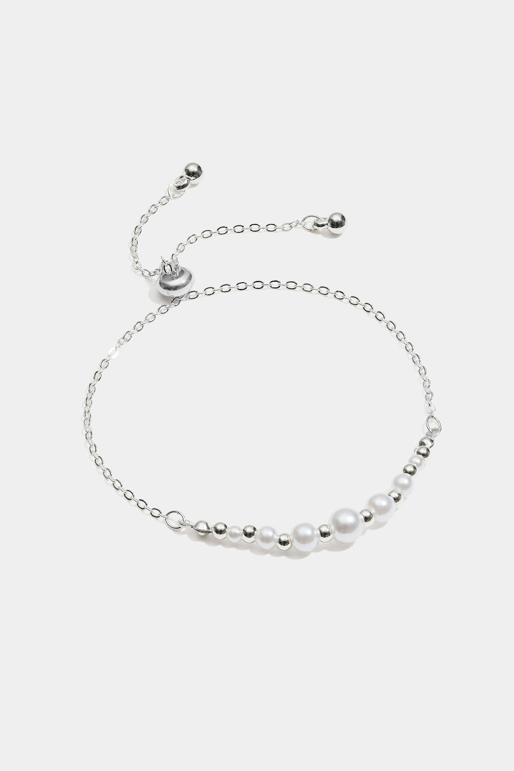 Armband med vita och silverfärgade pärlor