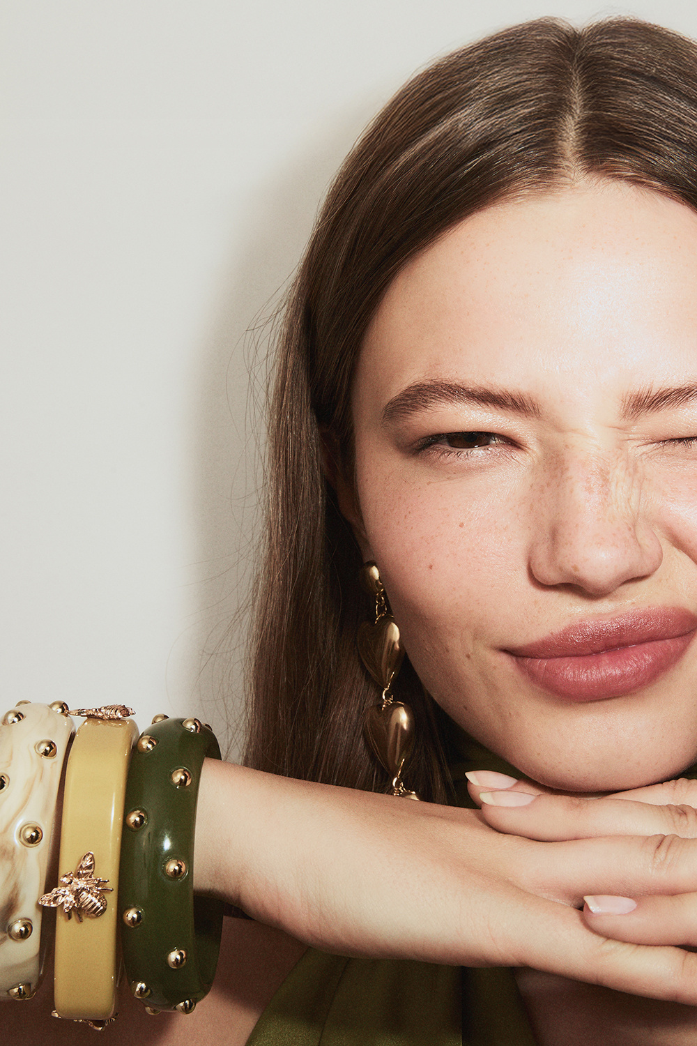 Bangle med guldfärgade bin