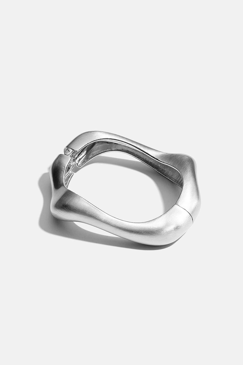 Bangle-armband i vågform och borstad yta