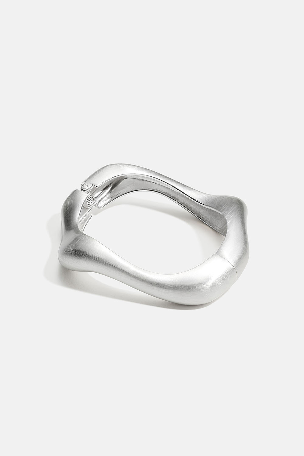 Bangle-armband i vågform och borstad yta