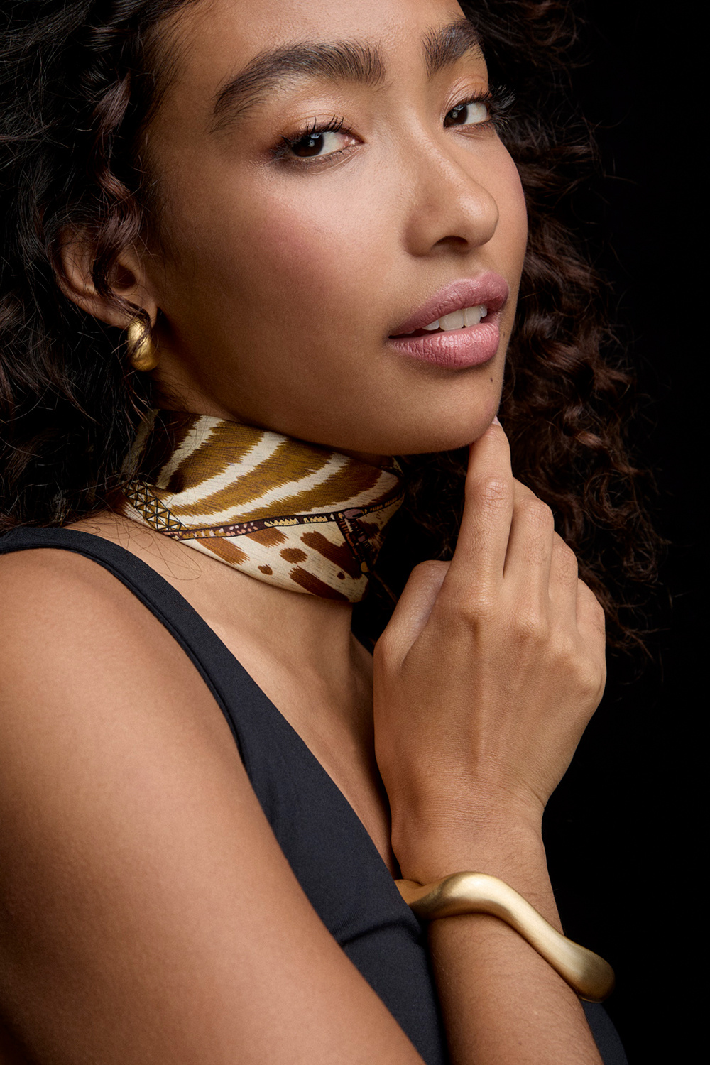 Guldfärgat bangle-armband i vågform och borstad yta