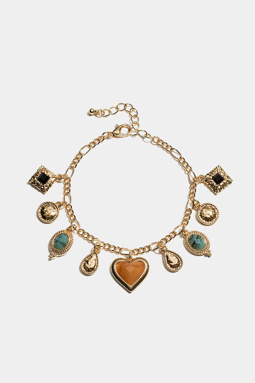 Guldfärgat armband med olika berlocker