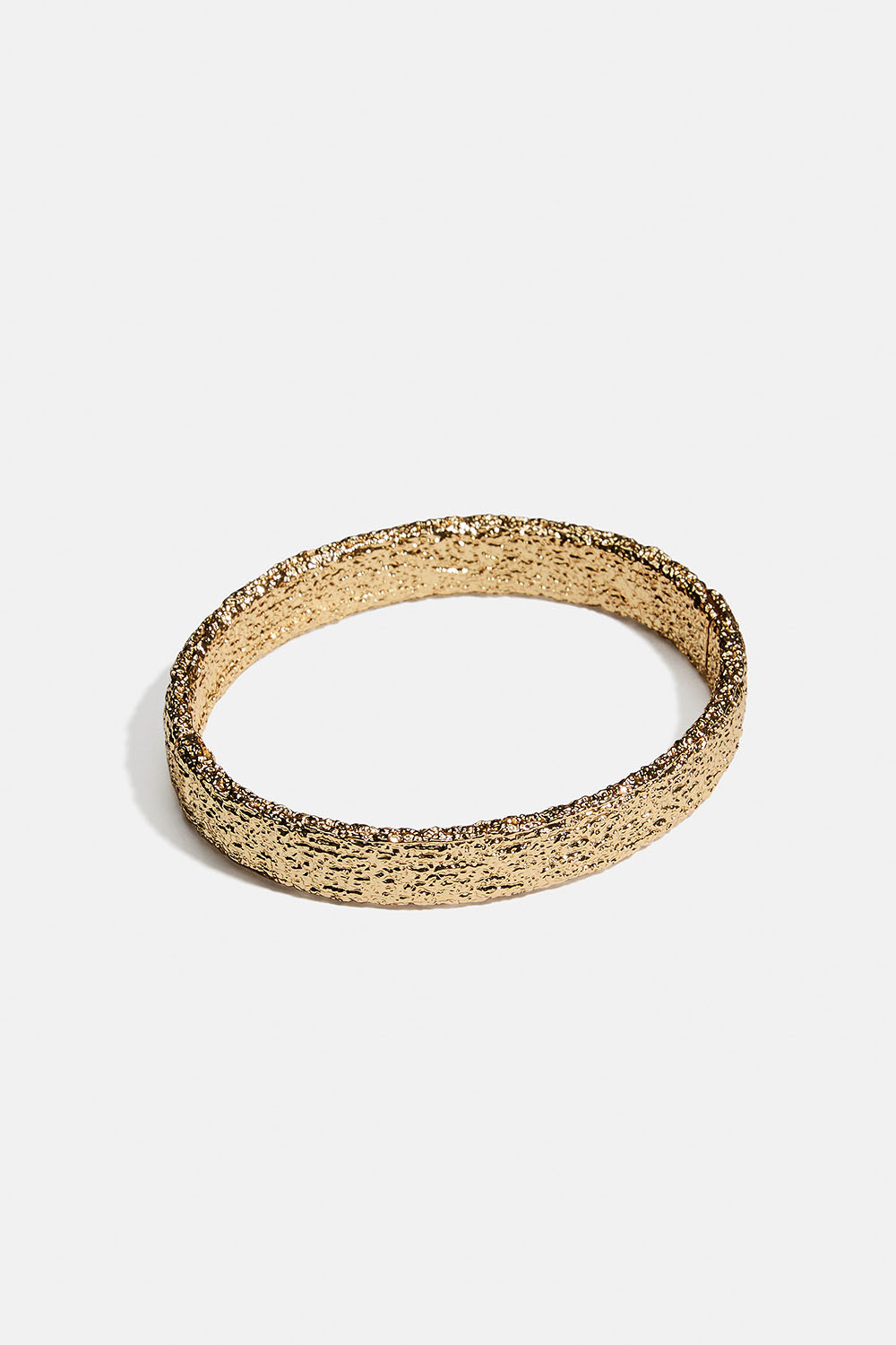 Guldfärgad bangle med hamrad design