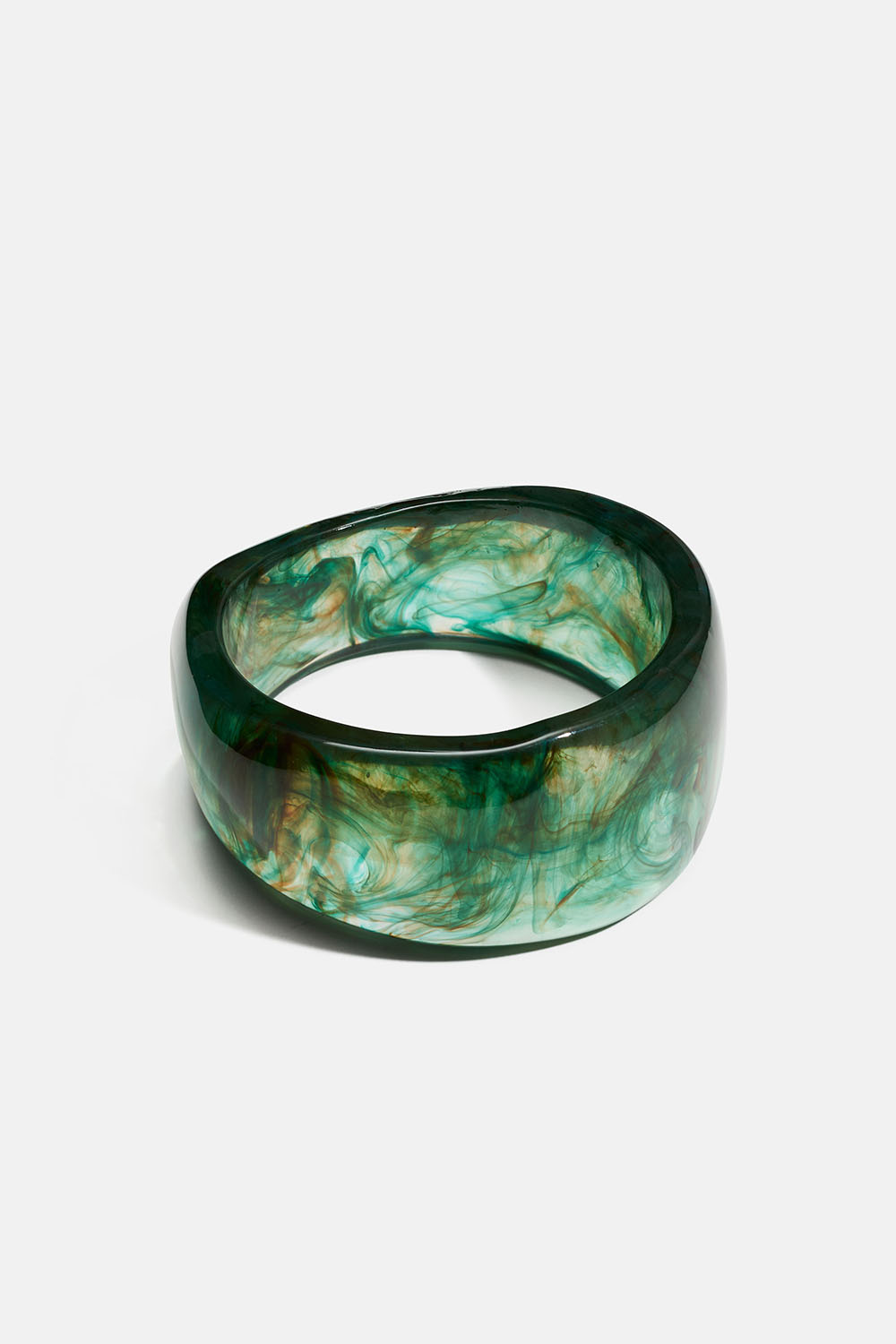 Bred bangle i grönmelerad färg 
