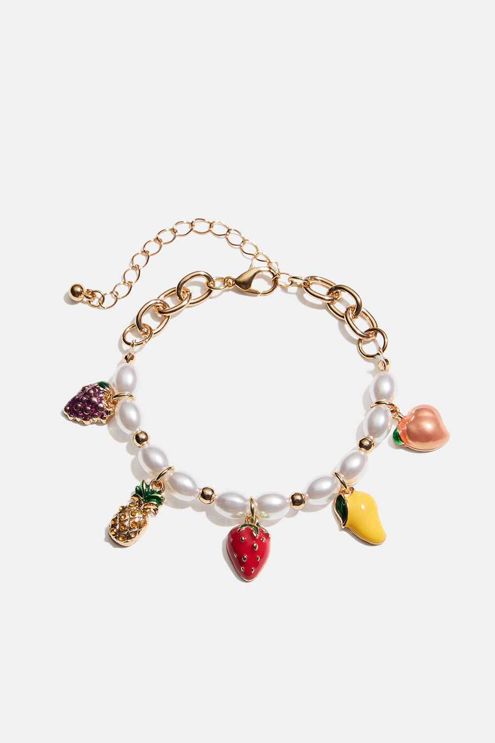 Armband med vita pärlor och berlocker med frukter