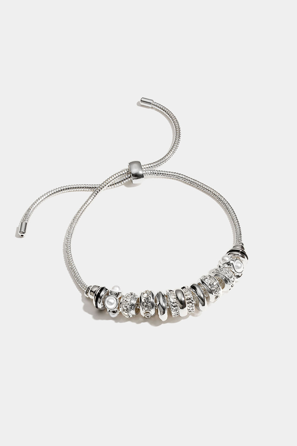 Armband med runda berlocker med glasstenar och pärlor