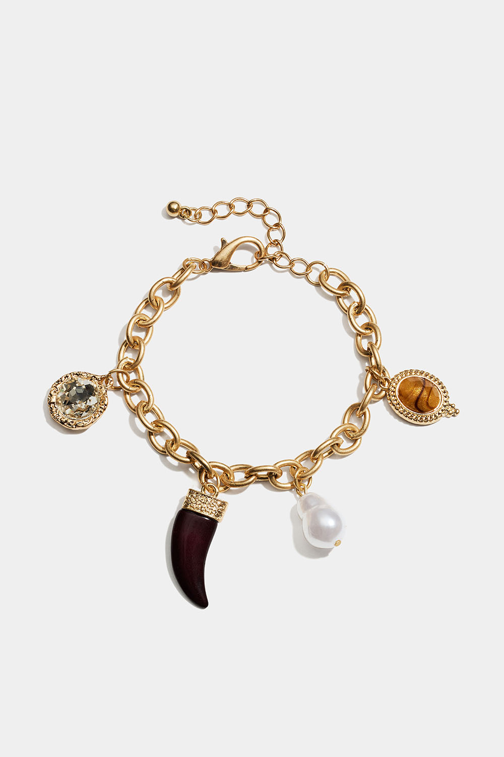 Guldfärgat armband med berlocker, pärla och vinröd tand