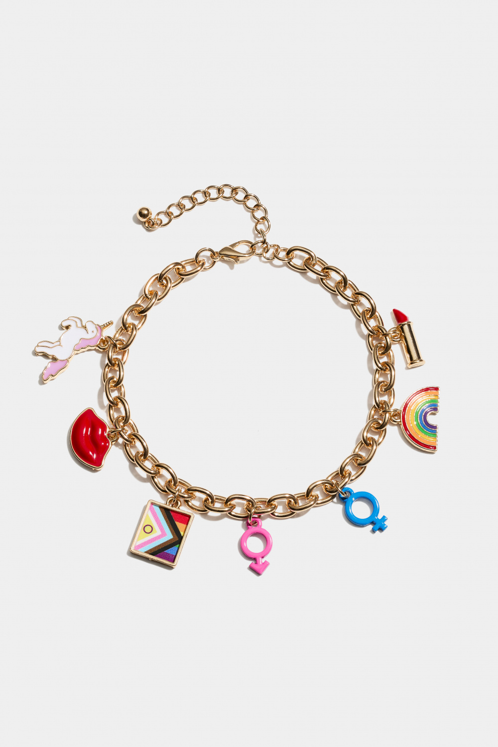 Guldfärgat armband berlocker