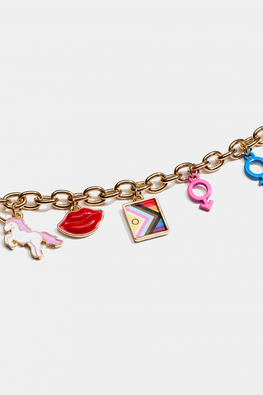 Guldfärgat armband berlocker