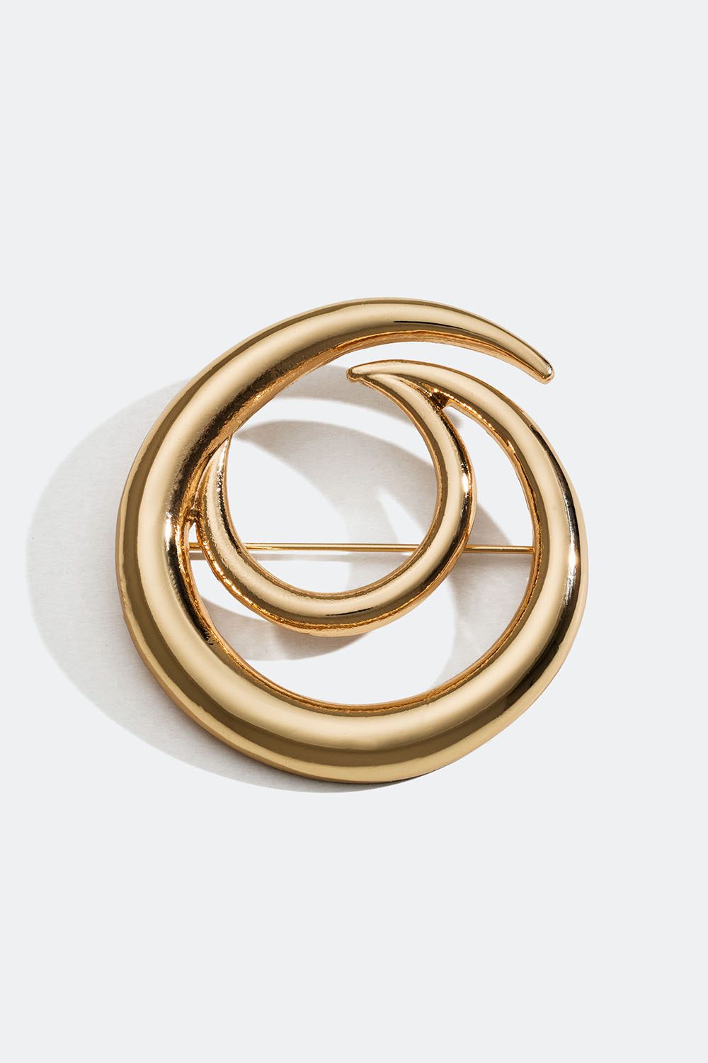 Rund guldfärgad brosch