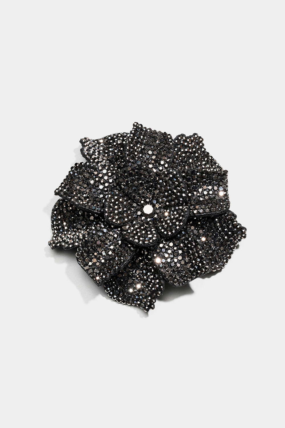 Stor brosch med blomma och glasstenar