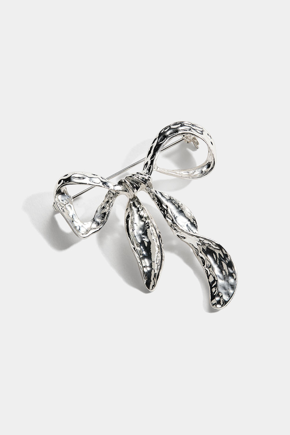 Brosch med hamrad rosett