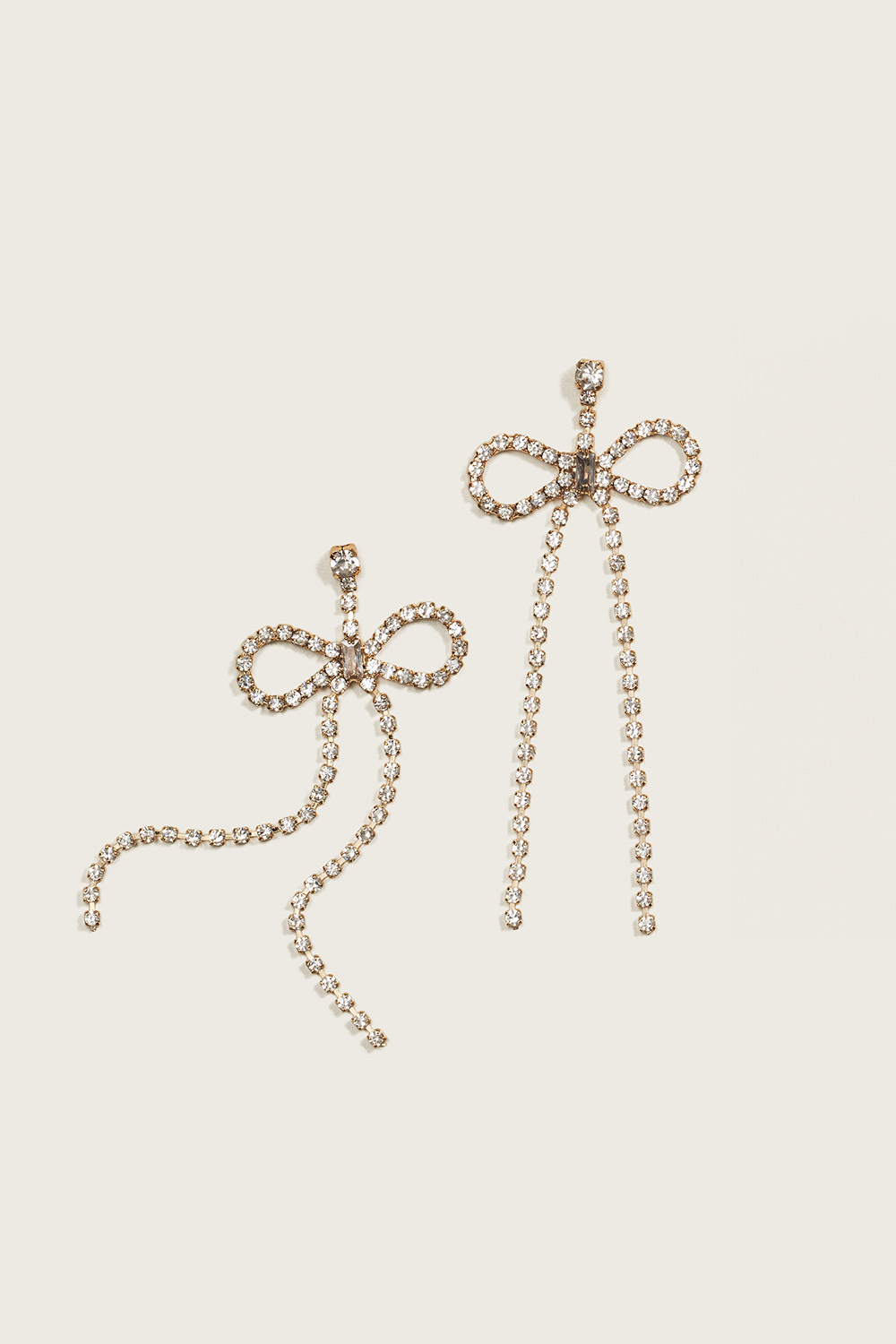 Örhängen med rosett i tunna strasslänkar