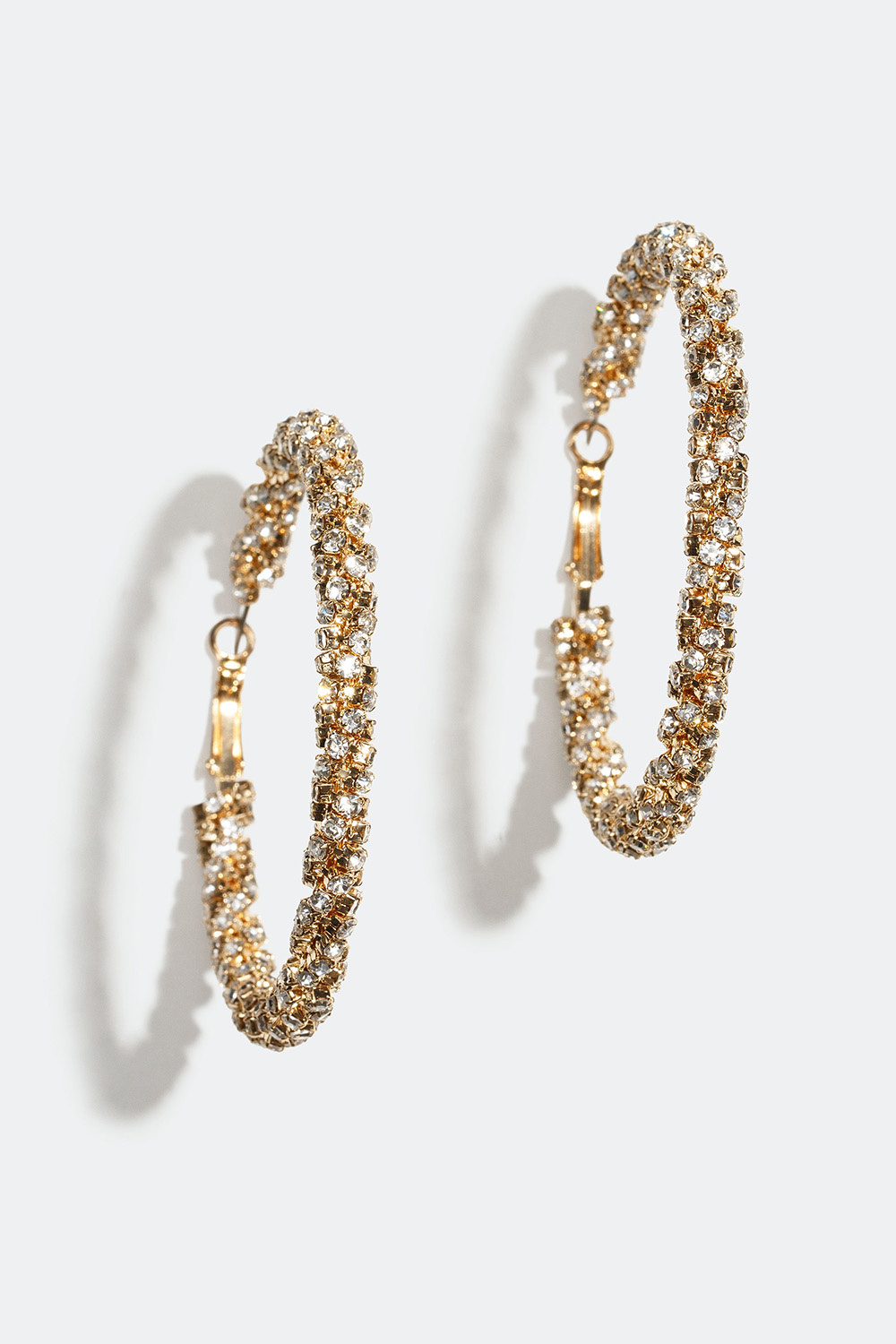 Stora guldfärgade hoops med tvinnade glasstenar