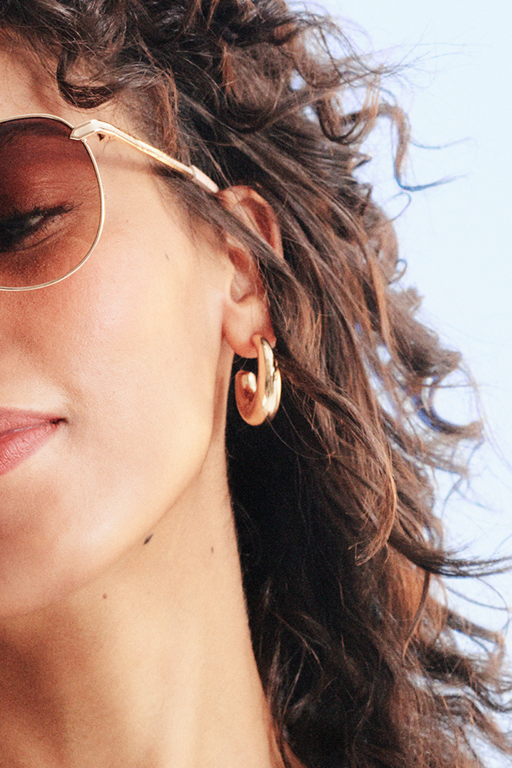 Guldfärgade hoops i bred design