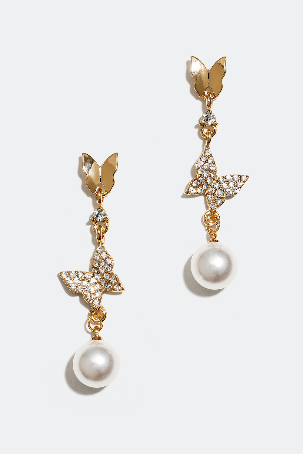 Guldfärgade örhängen med fjärilar och pärlor
