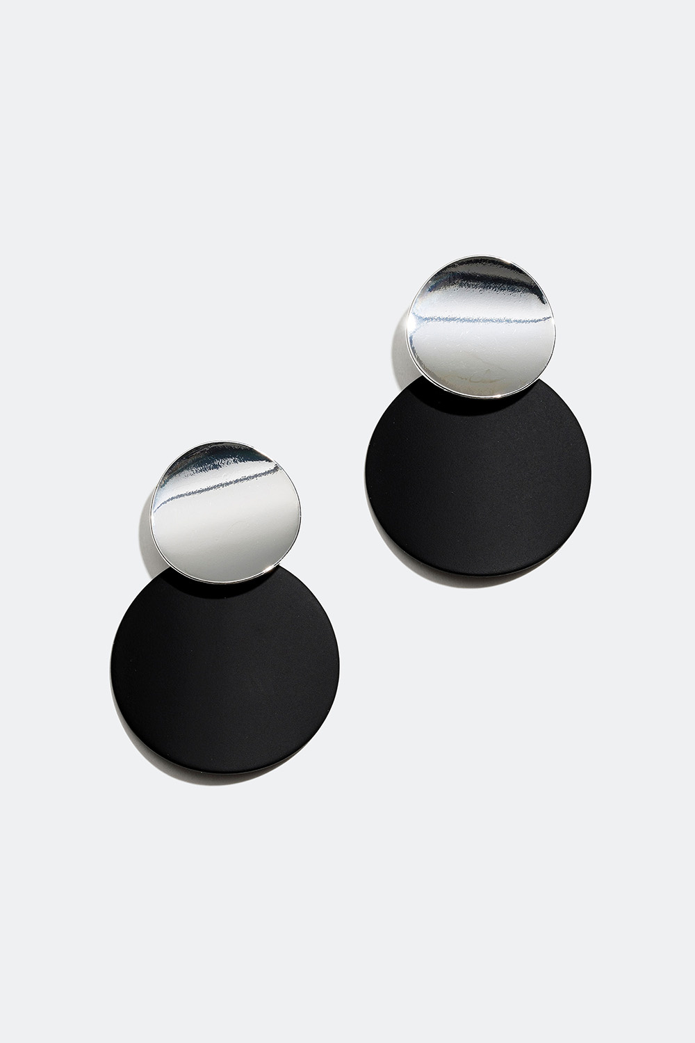 Örhängen med två plattor i silver och svart