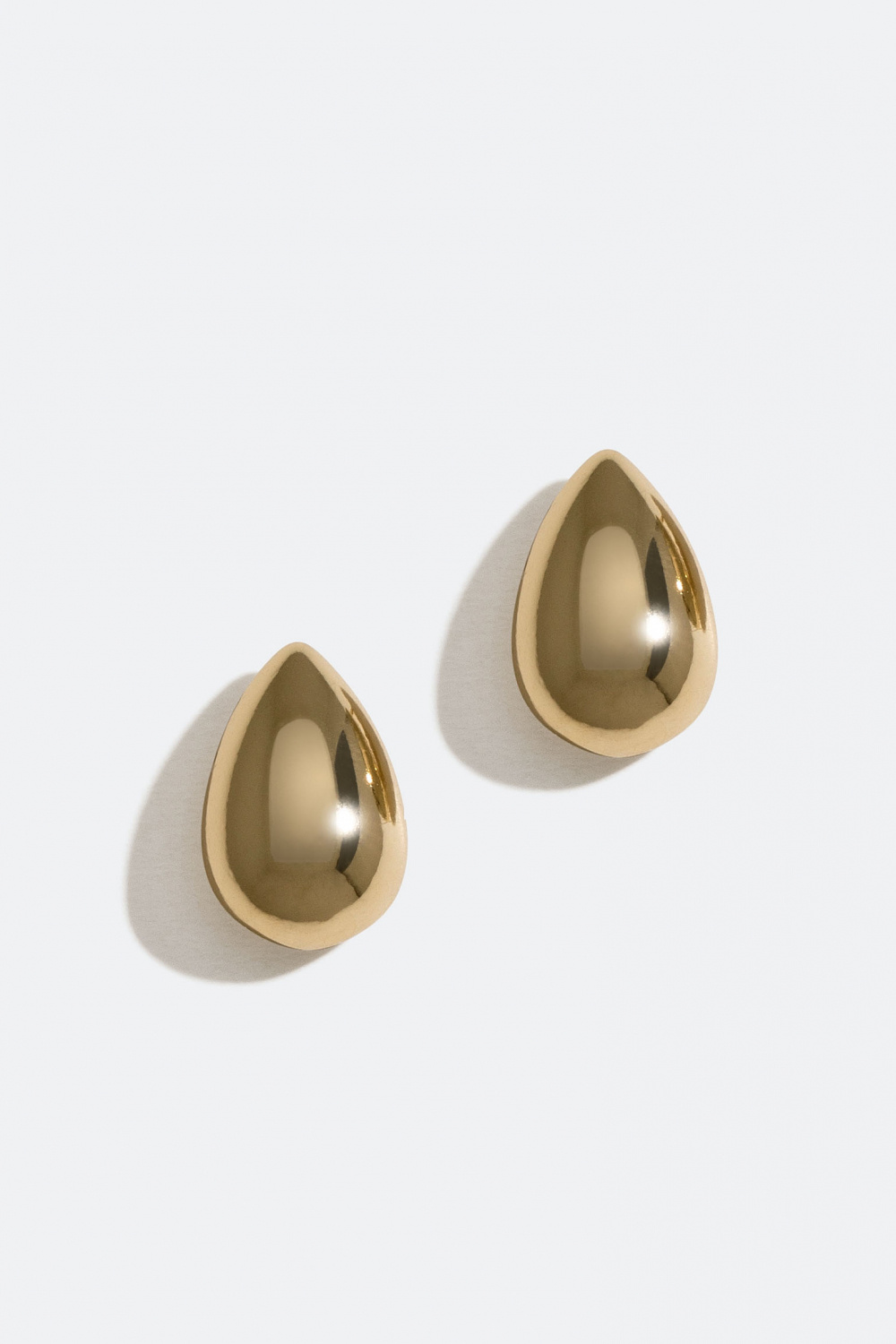 Guldfärgade droppformade studs