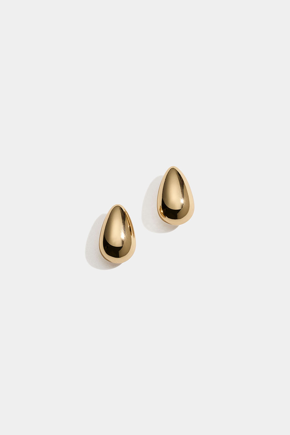 Guldfärgade droppformade studs