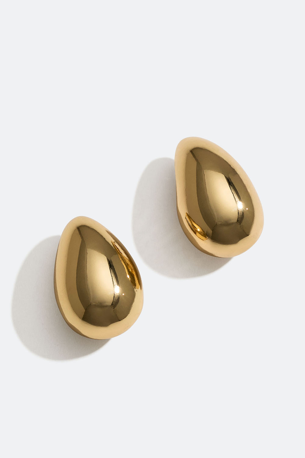 Stora guldfärgade droppformade örhängen