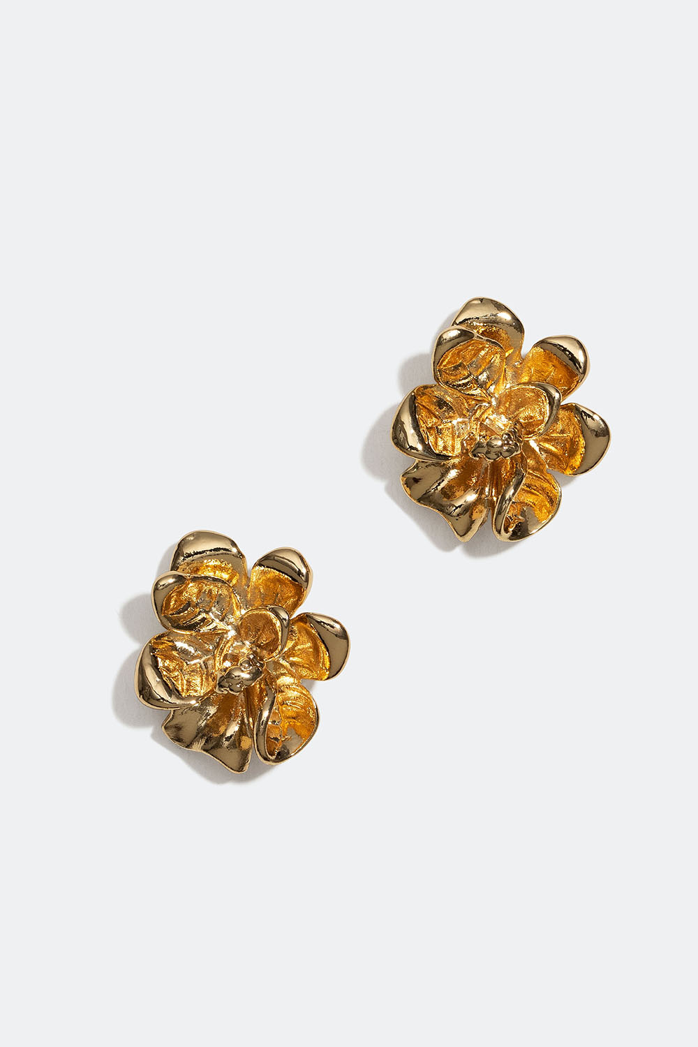 Guldfärgade studs med blommor