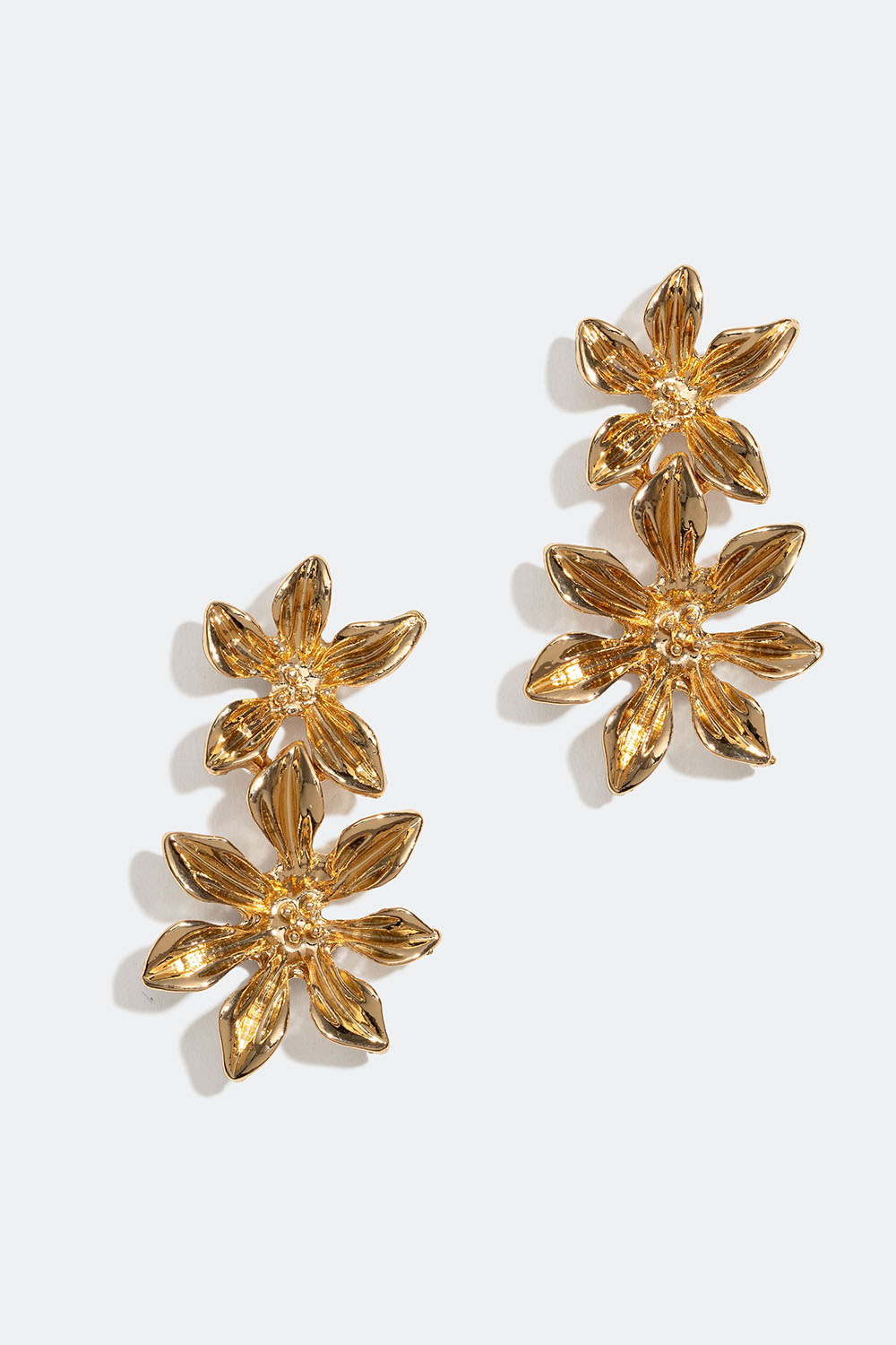 Guldfärgade örhängen med två blommor