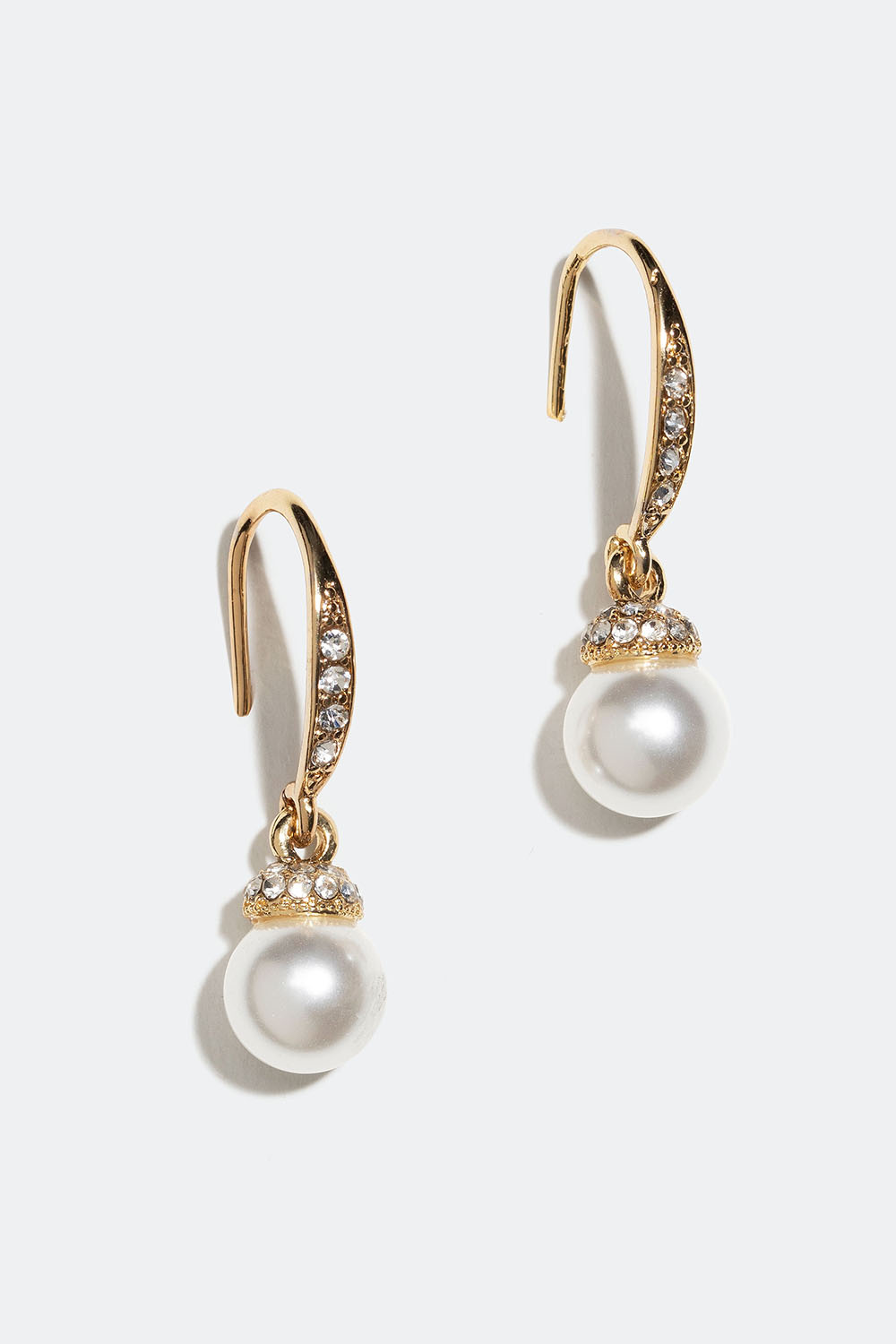 Guldfärgade örhängen med glasstenar och glaspärlor