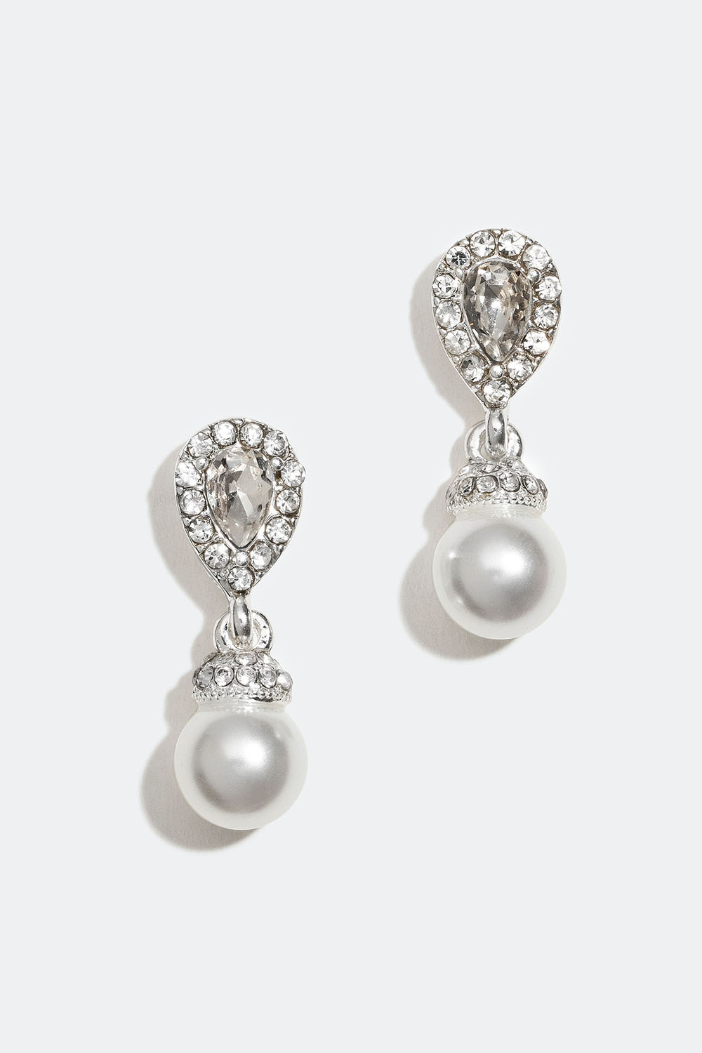 Droppformade örhängen med glasstenar och glaspärlor