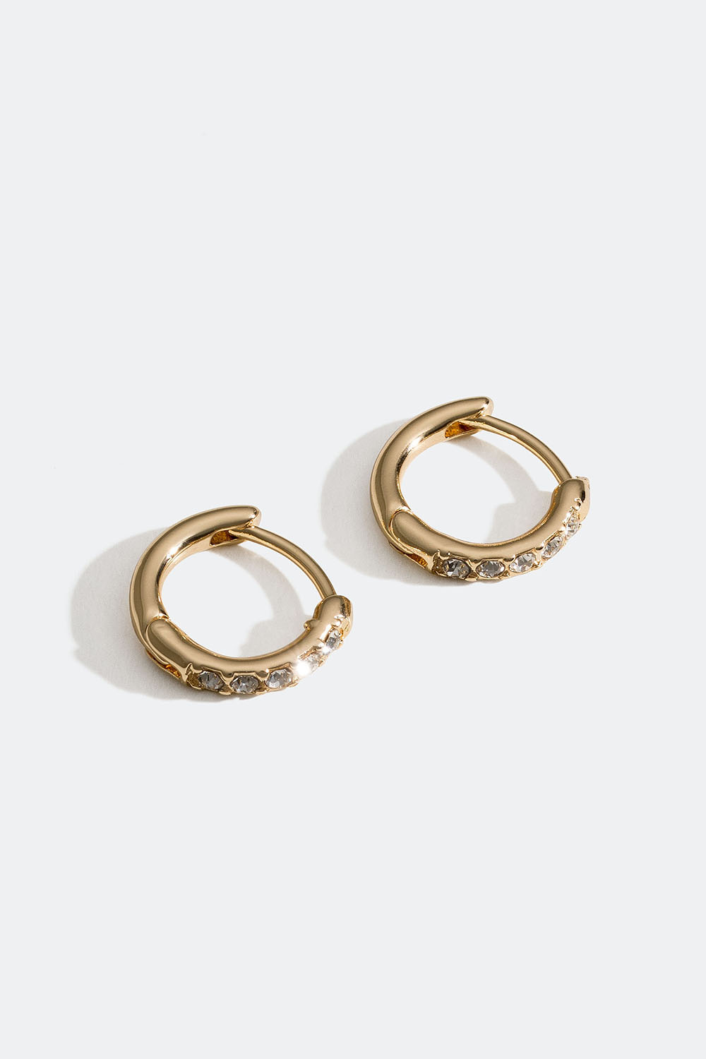 Klassiska guldfärgade mini hoops med glasstenar
