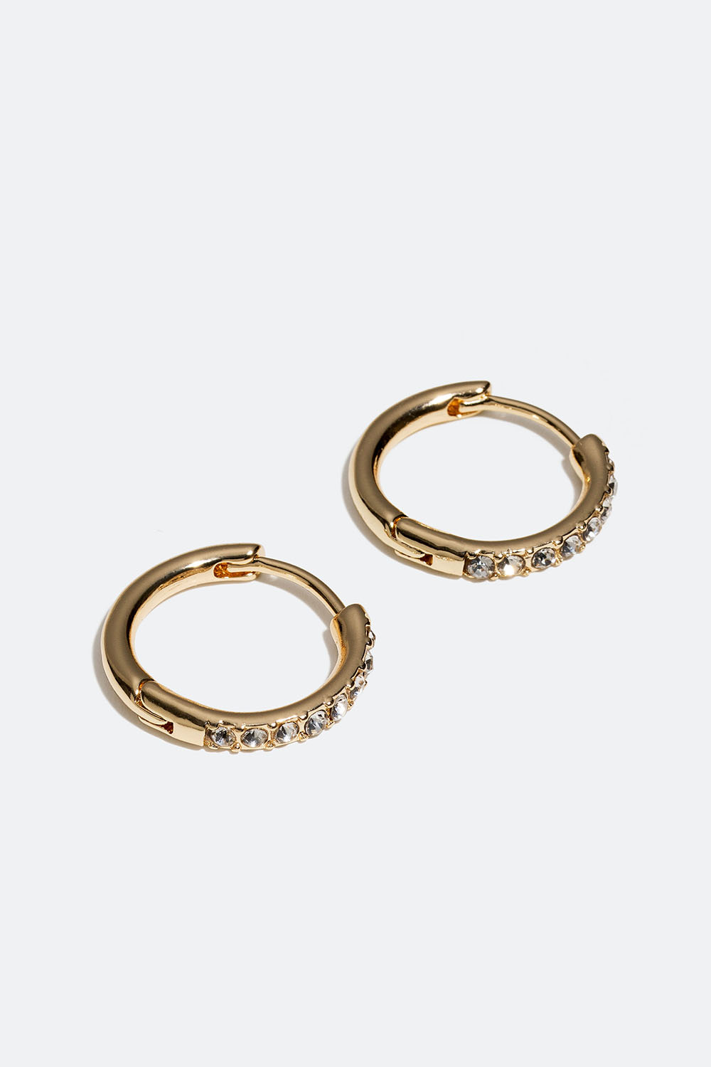 Klassiska små guldfärgade hoops med glasstenar