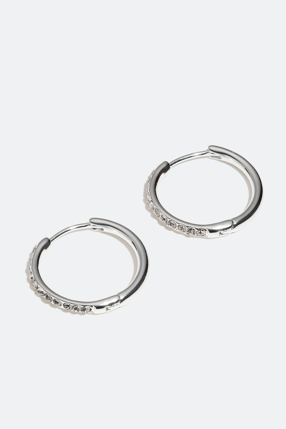 Klassiska hoops med glasstenar