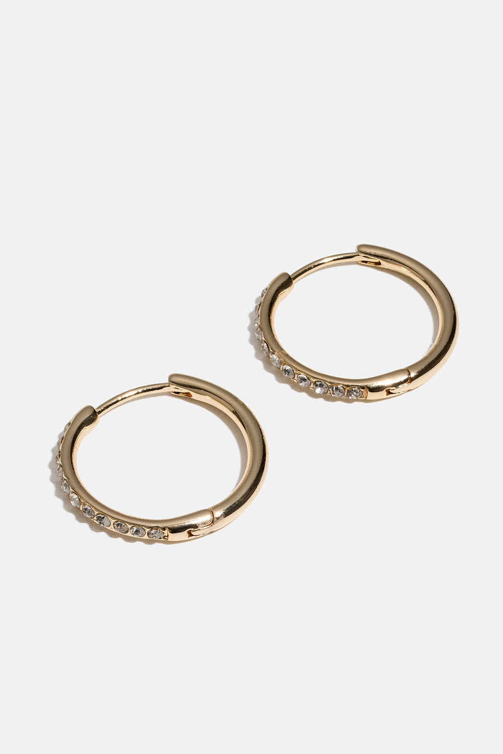 Klassiska guldfärgade hoops med glasstenar