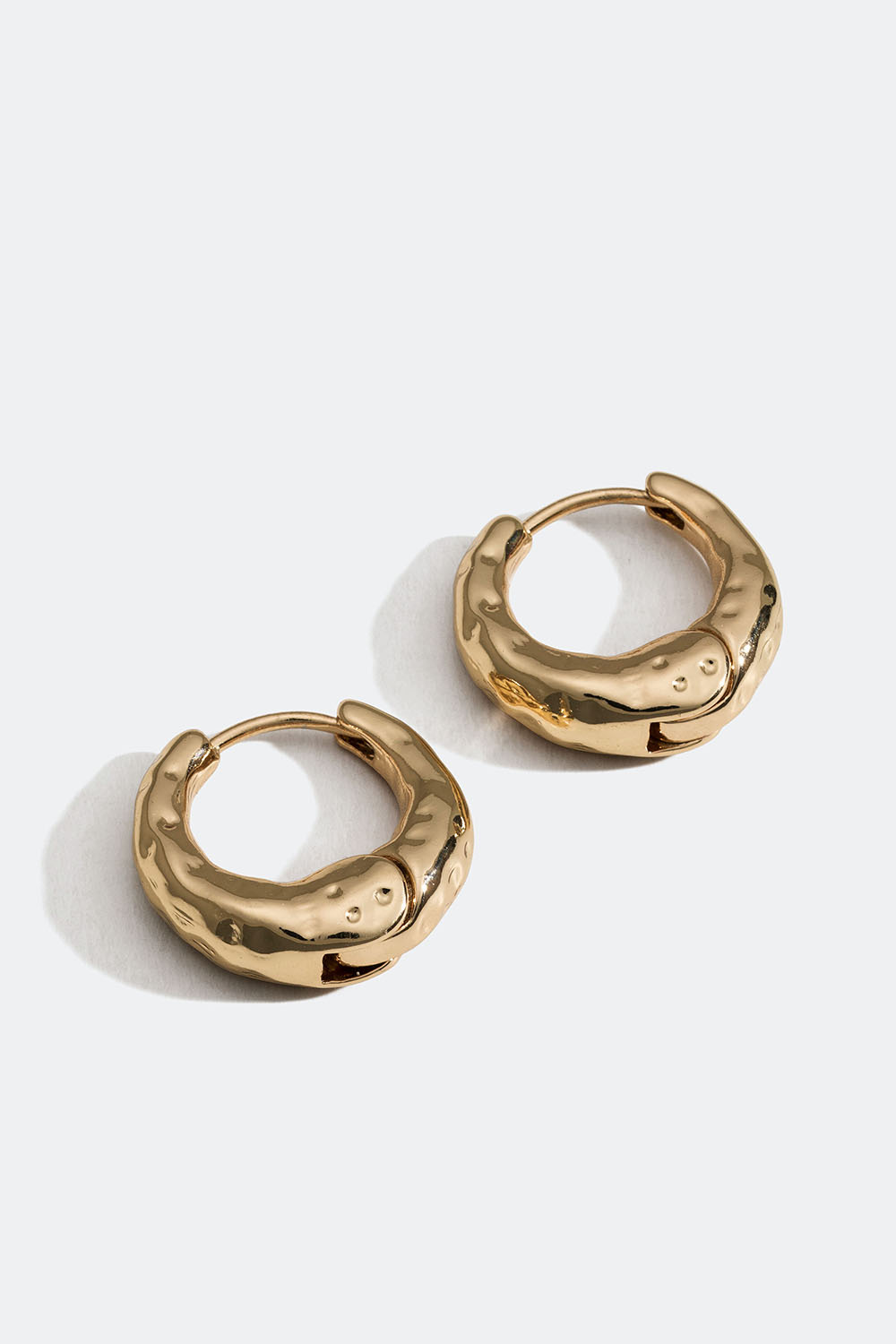 Små chunky guldfärgade hoops med struktur