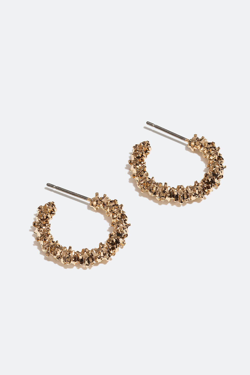 Små guldfärgade hoops med struktur