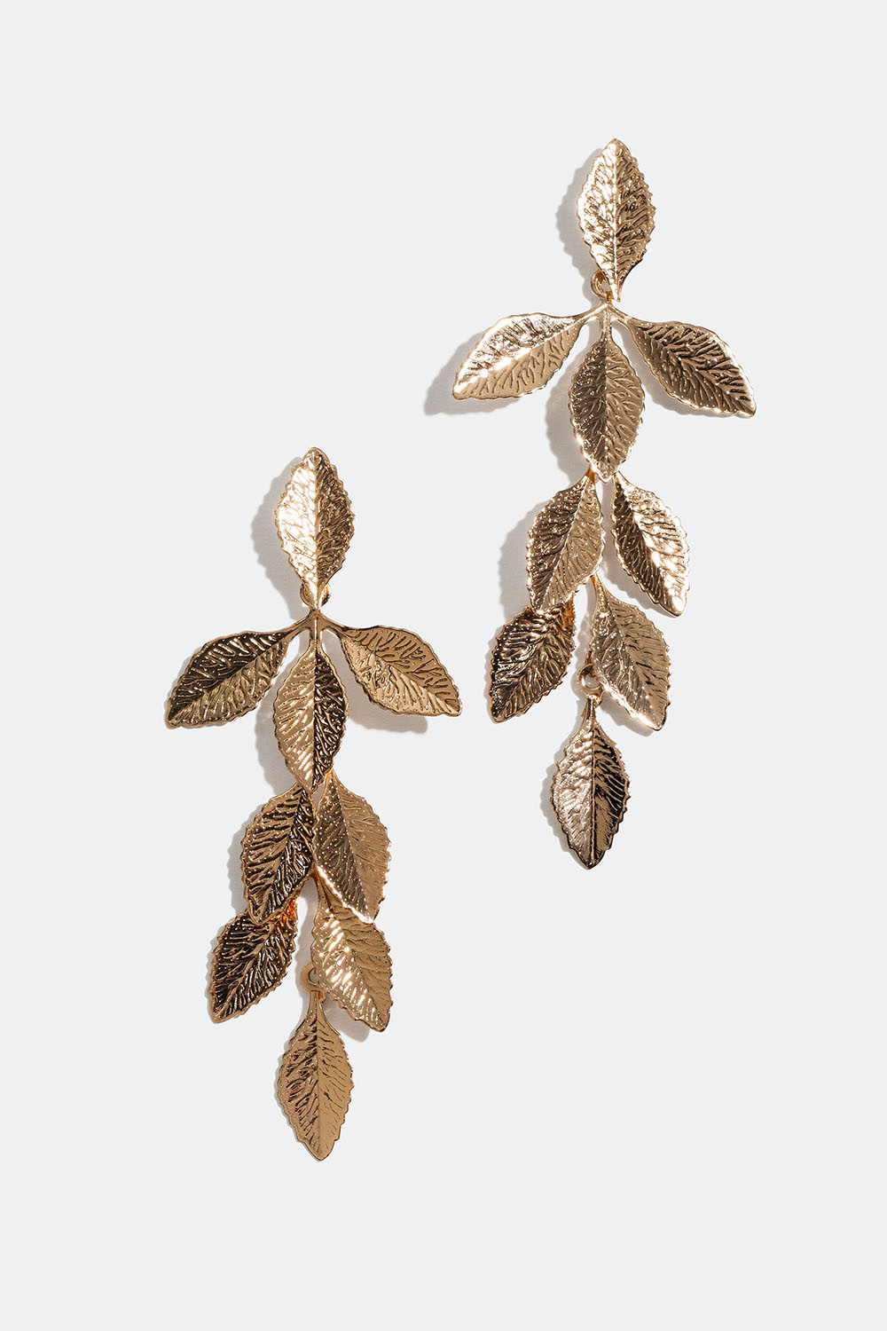 Långa guldfärgade örhängen med blad