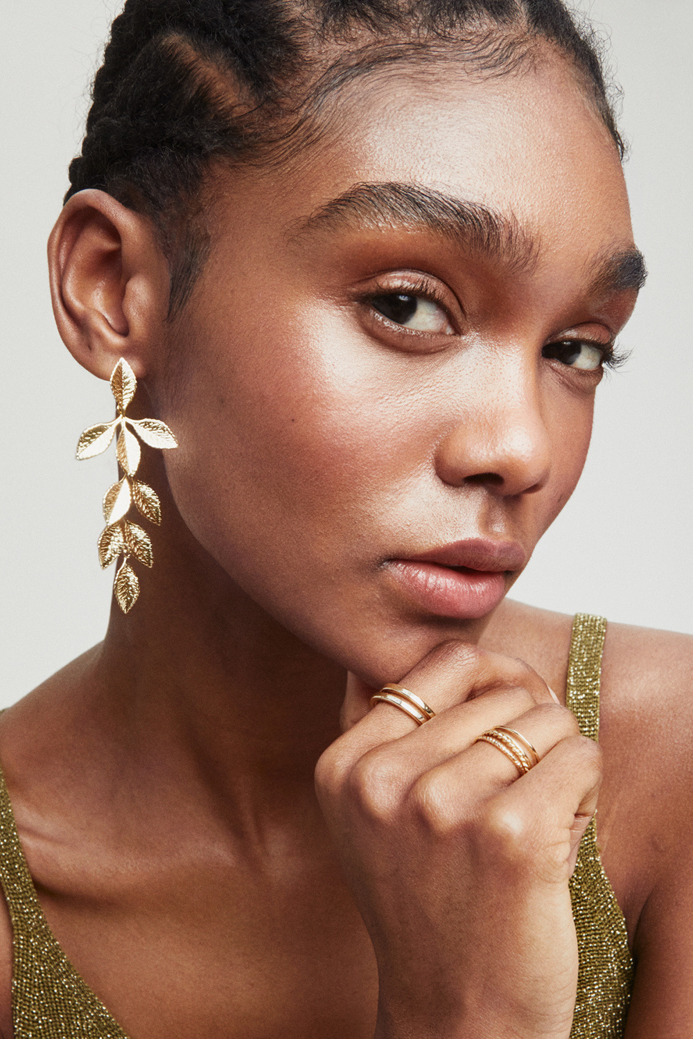 Långa guldfärgade örhängen med blad