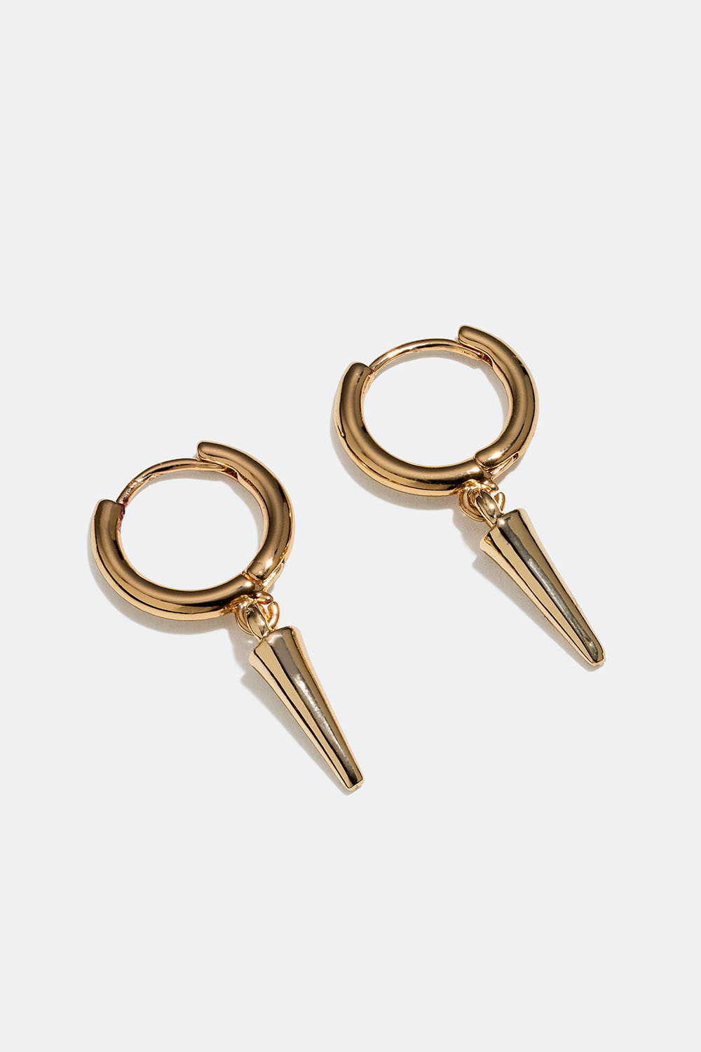 Små guldfärgade hoops med nitar