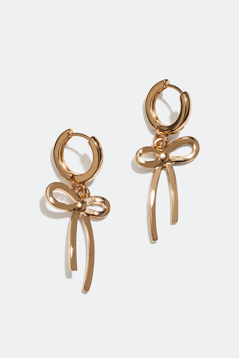 Små guldfärgade hoops med rosetter
