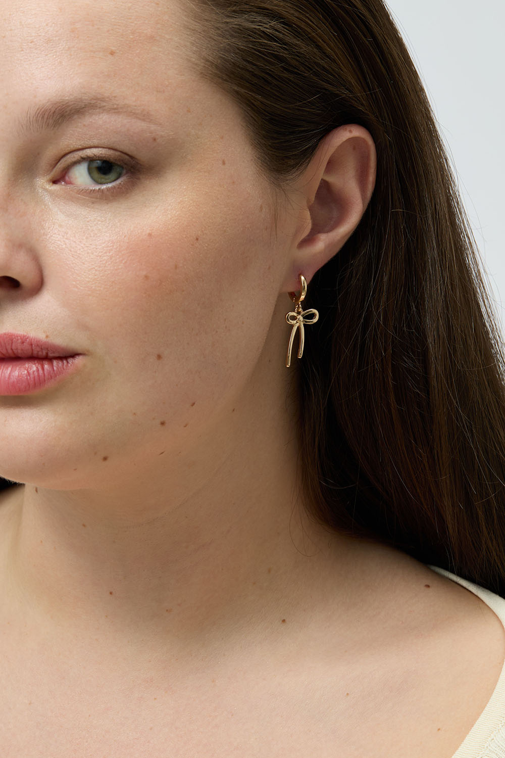 Små guldfärgade hoops med rosetter