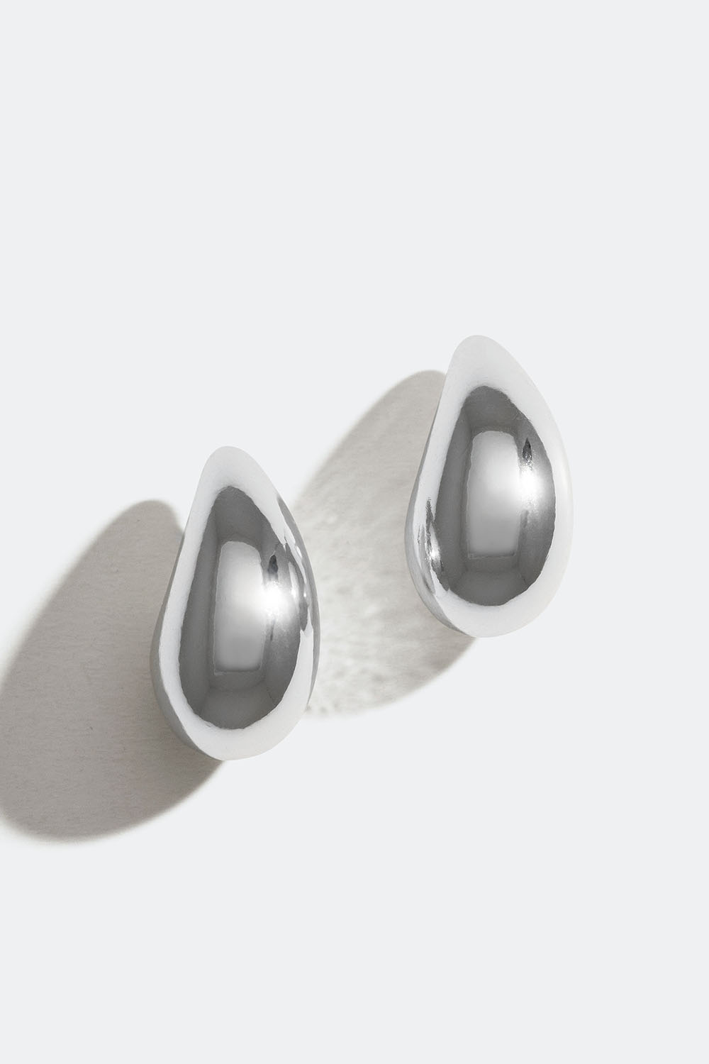 Små droppformade örhängen