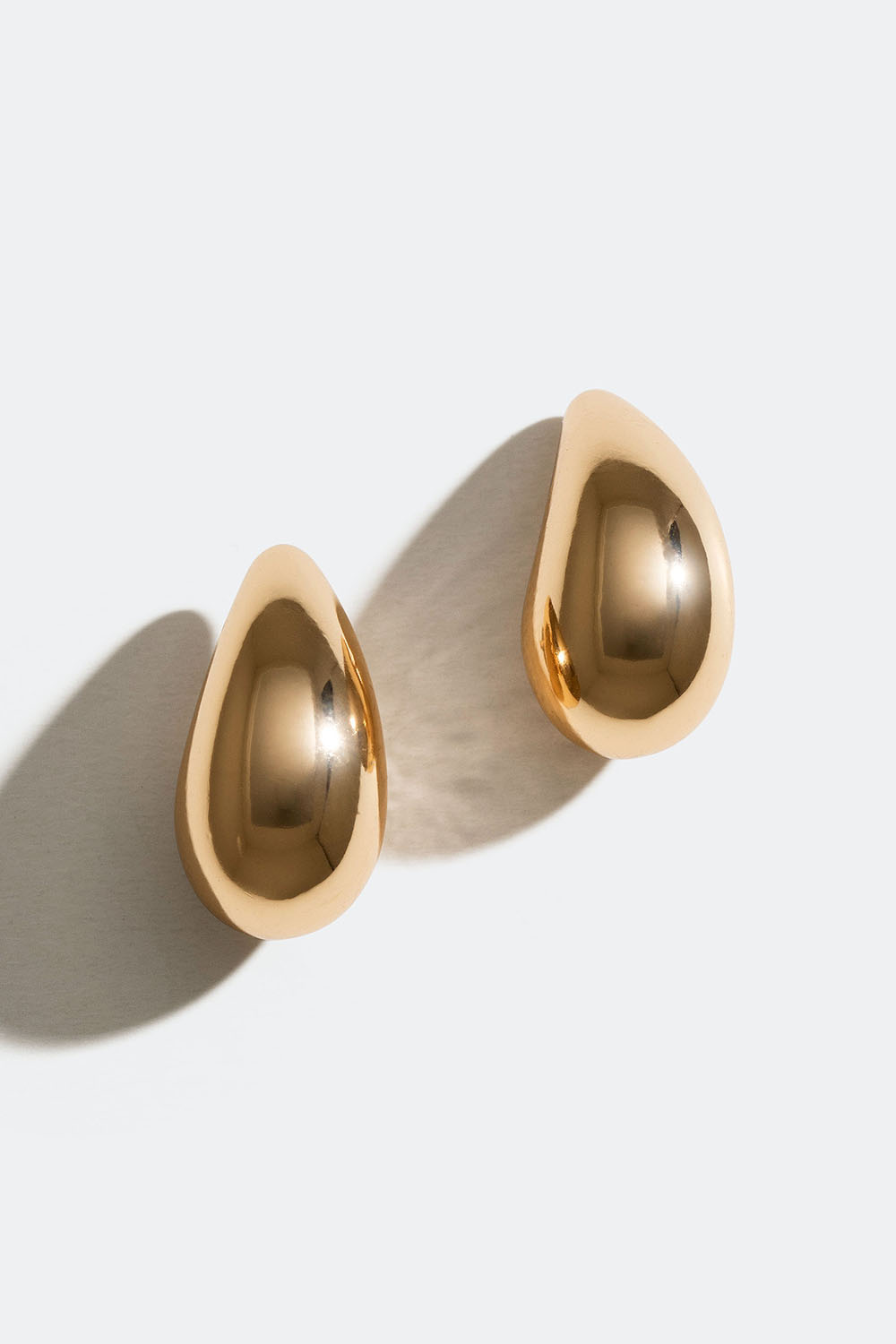 Små guldfärgade droppformade örhängen