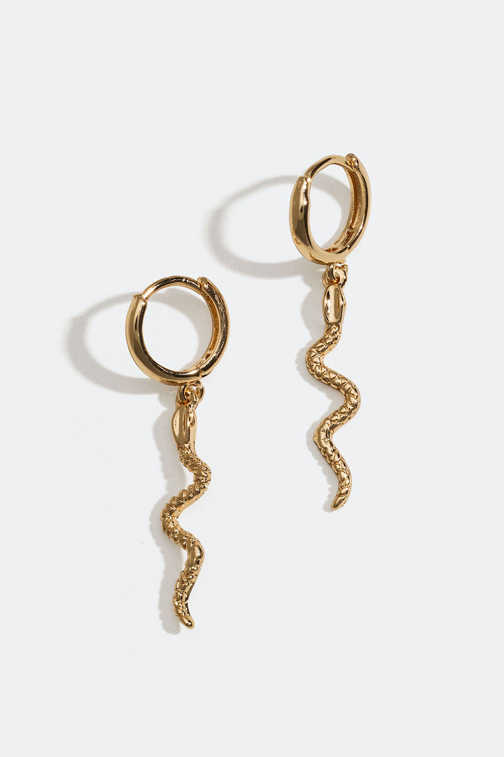 Små guldfärgade hoops med ormar