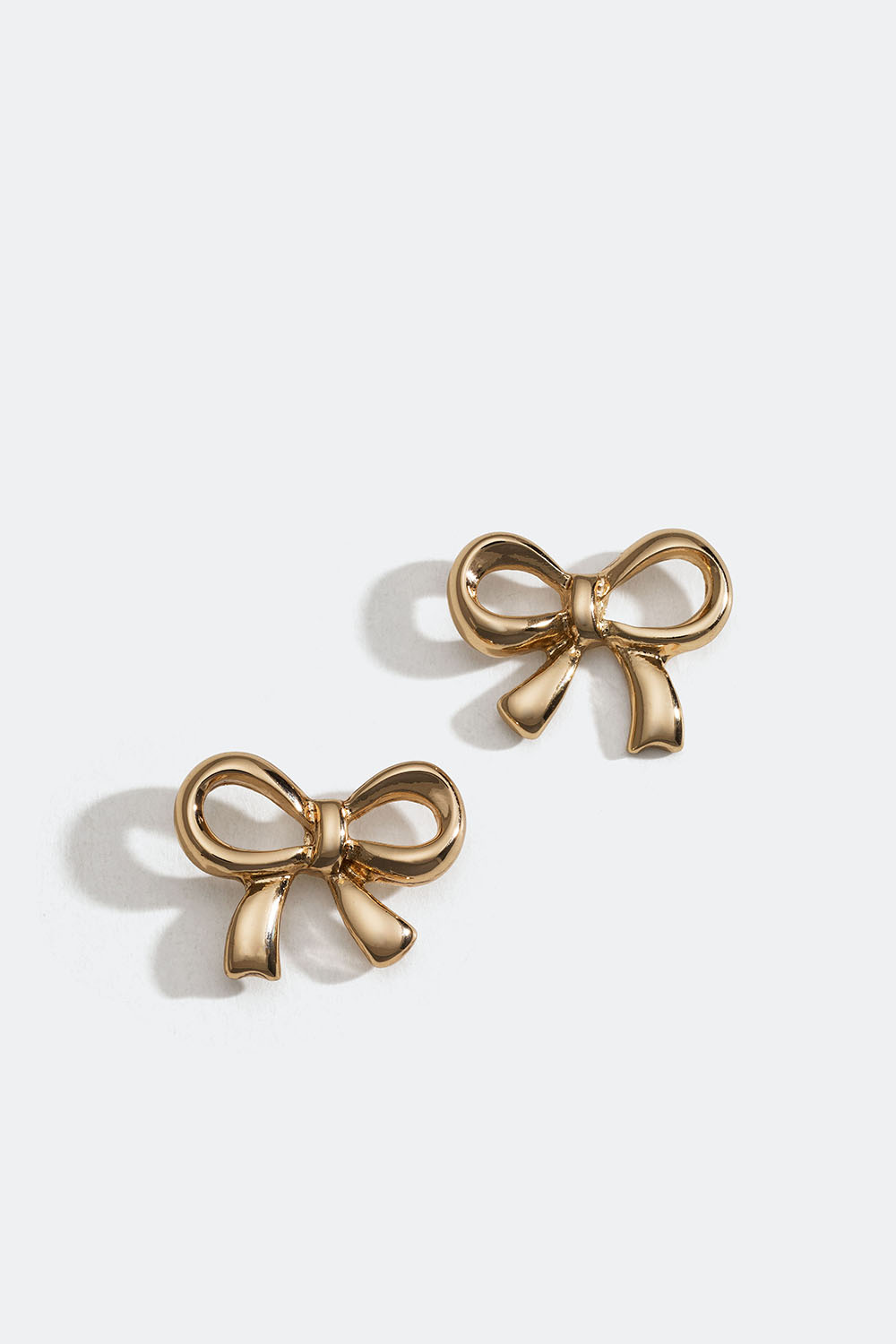 Guldfäragde örhängen med rosett