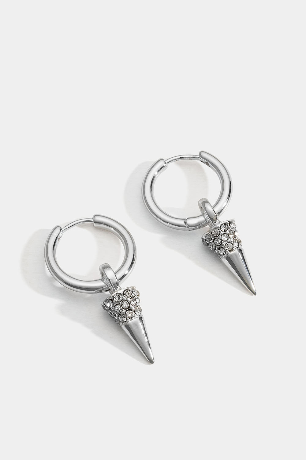 Silverfärgad hoop med nit och glasstenar