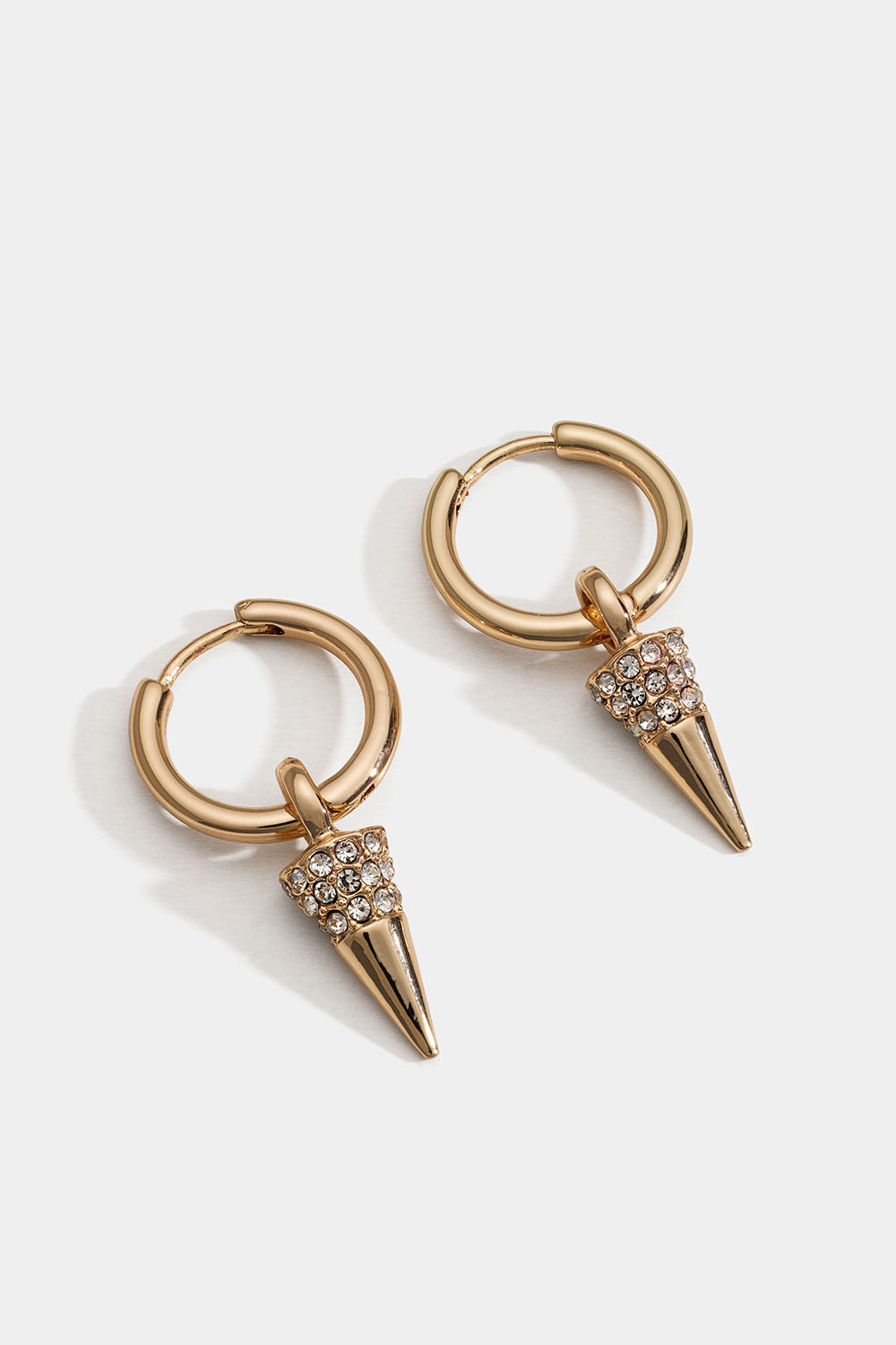 Guldfärgad hoop med nit och glasstenar