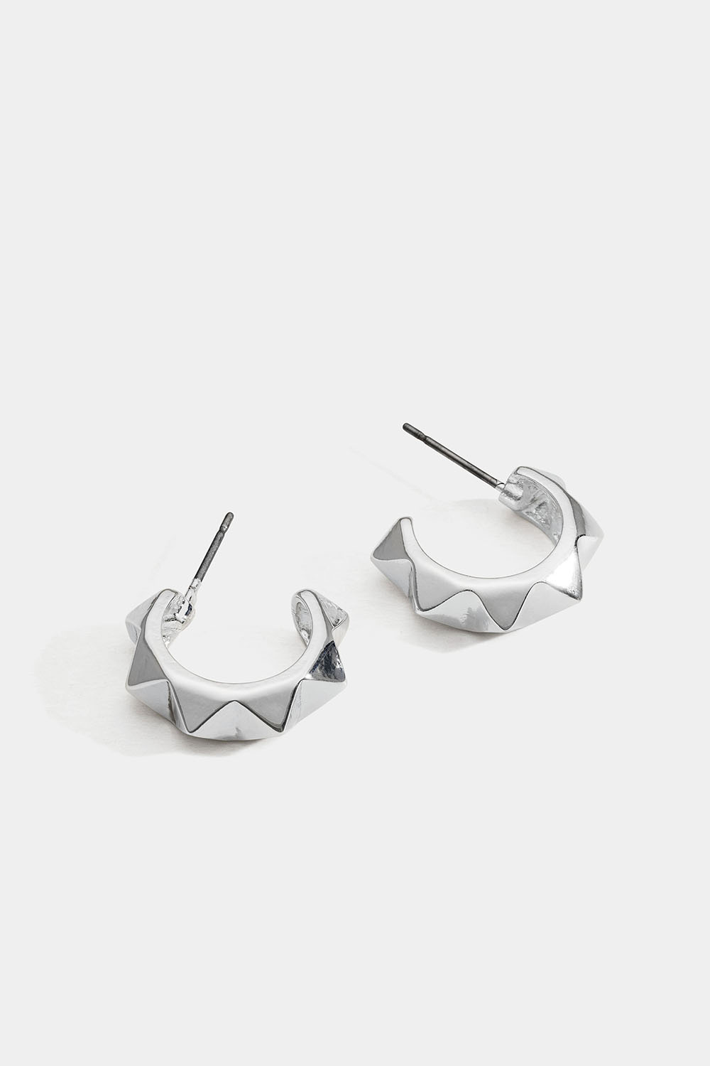 Silverfärgade hoops med nitar