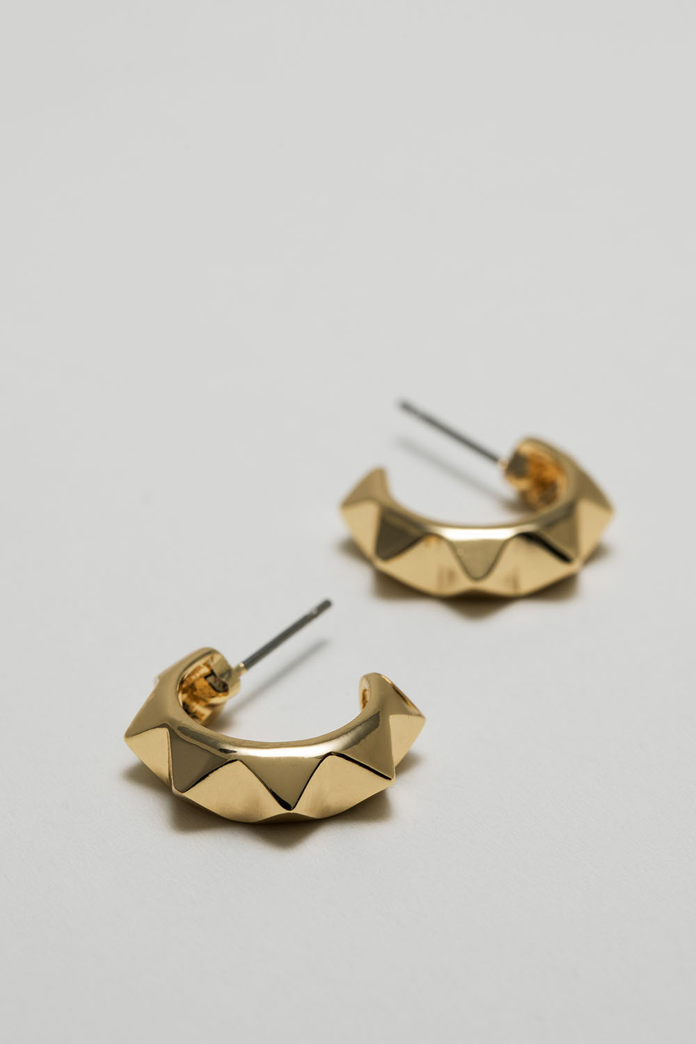 Guldfärgade hoops med nitar