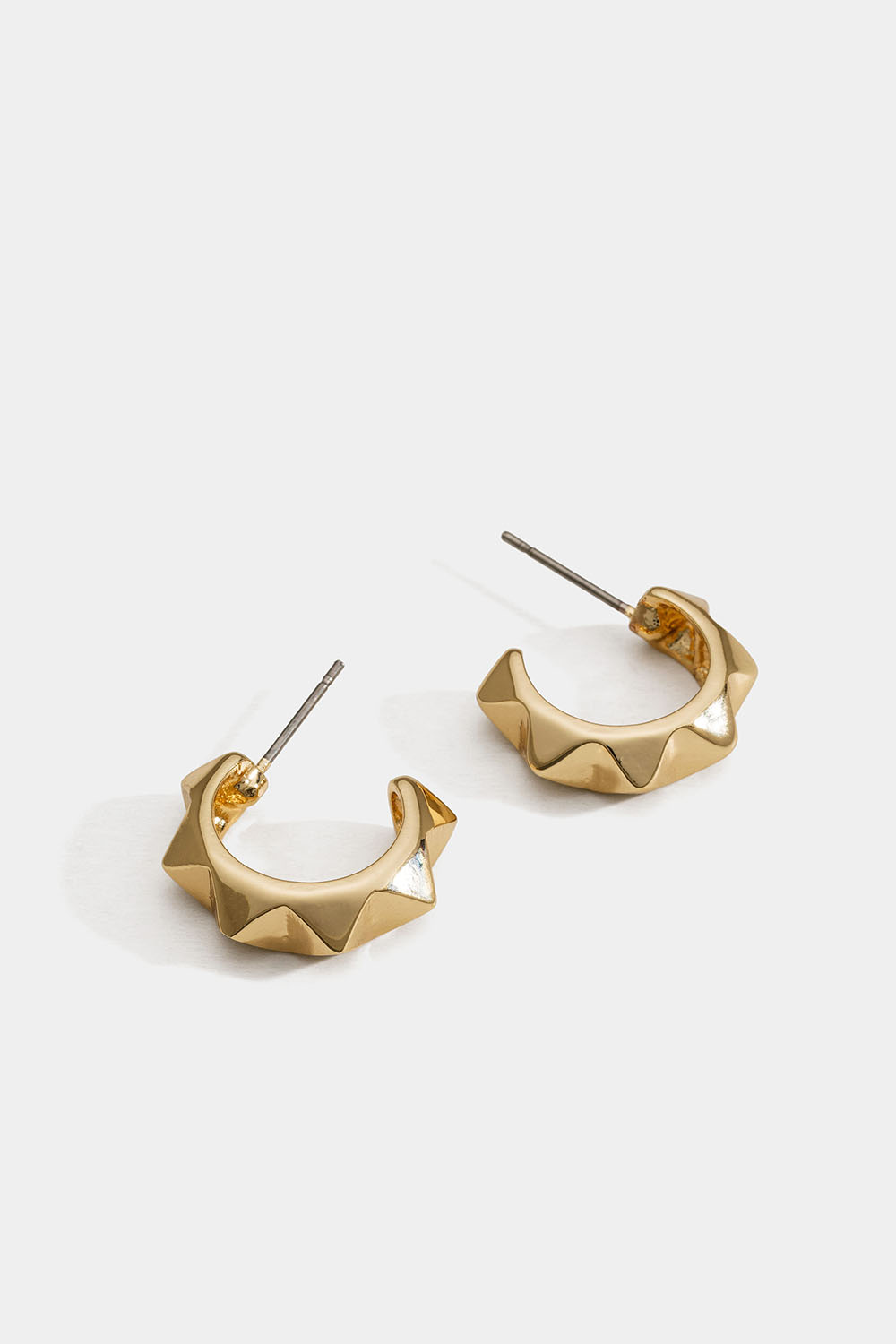 Guldfärgade hoops med nitar